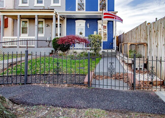 Building Photo - 17 17th St SE