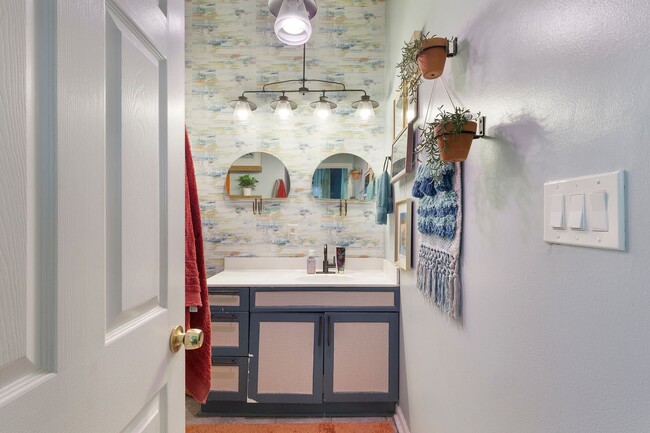 Building Photo - Stylishly Updated 3/2 w/ Large Deck in Grant Park!