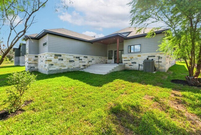 Building Photo - 418 Bedford Dr