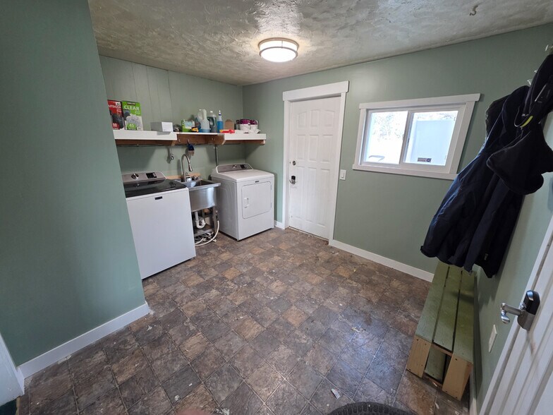 Building Photo - 4467 W 49th S