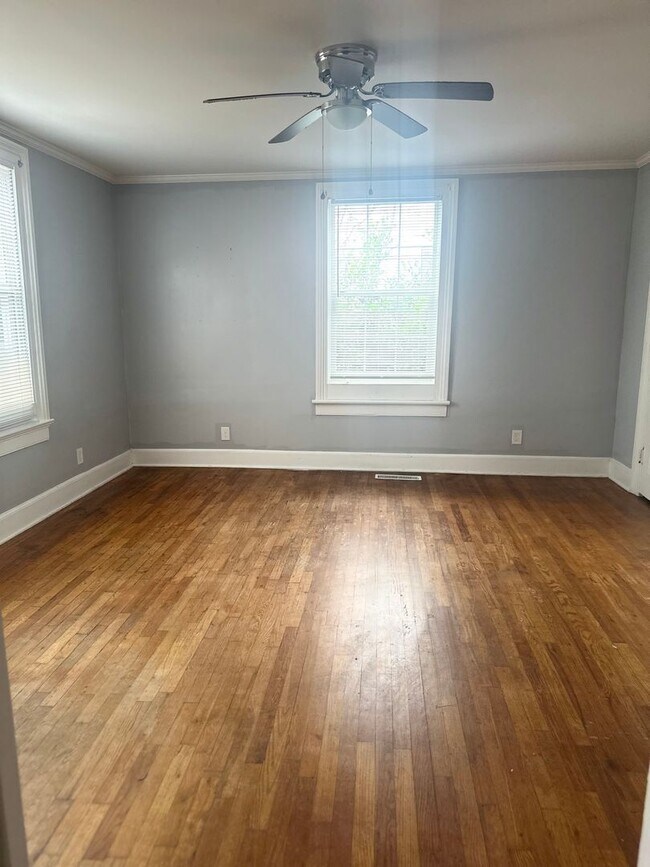 Building Photo - Spacious 3 bedroom 1 bath home