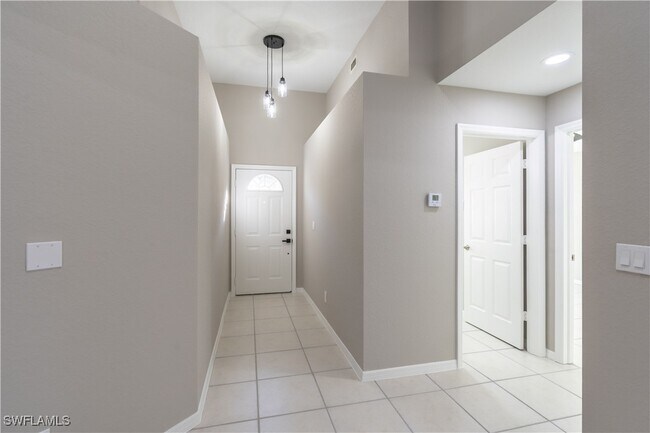 Building Photo - 1704 Royal Cir