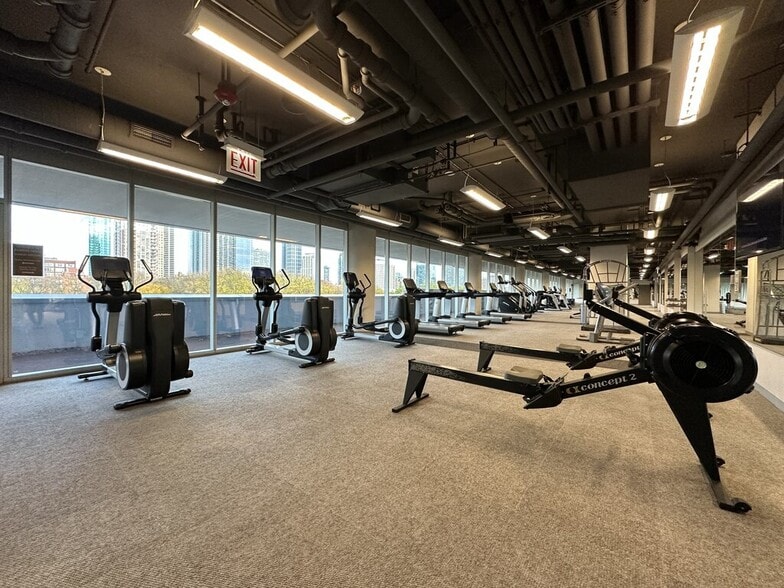 Building Photo - 1000 S Clark St