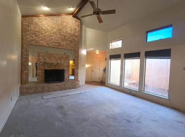 Building Photo - 2 bed/2 bath home in a great location, AVAILABLE NOW!