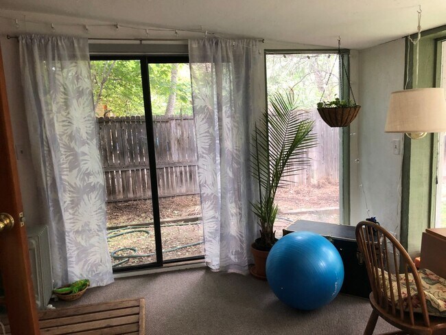 Building Photo - Adorable, Centrally Located 3 Bed/1.5 Bath Home - Available July 6th!