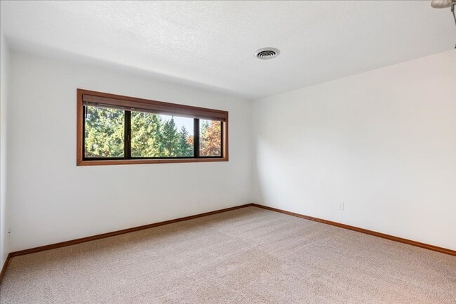 Building Photo - Lovely 3 bedroom, 2.5 bath townhouse with ...