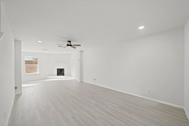 Building Photo - "Charming 3-Bed Townhouse Oasis with 2.5 B...