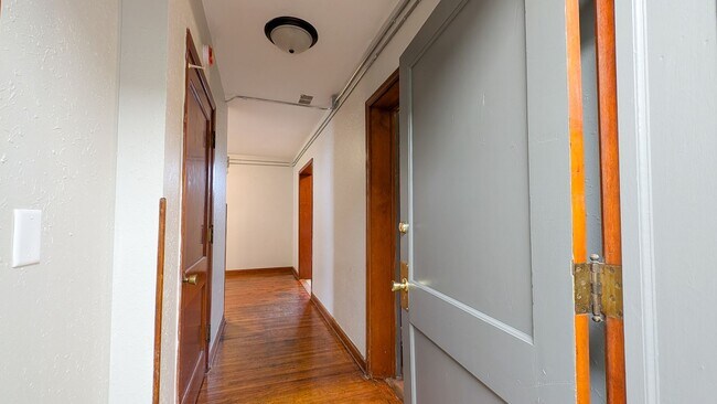 Building Photo - 704 Hickory St