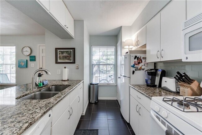 Building Photo - 1240 Barton Hills Dr