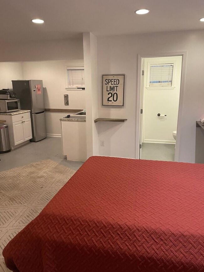 Building Photo - Furnished Studio Apartment