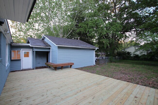 Building Photo - Available-Adorable Large 3 bedroom Home ne...