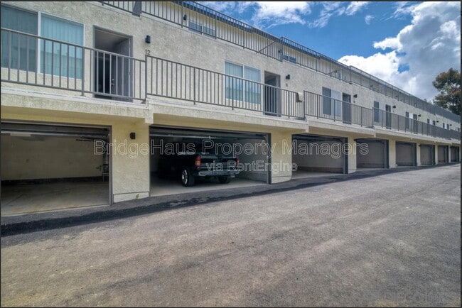 Building Photo - 378 Moss St