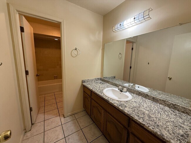 Building Photo - Huge Master Suite, culd-du-sac, Jenks Scho...