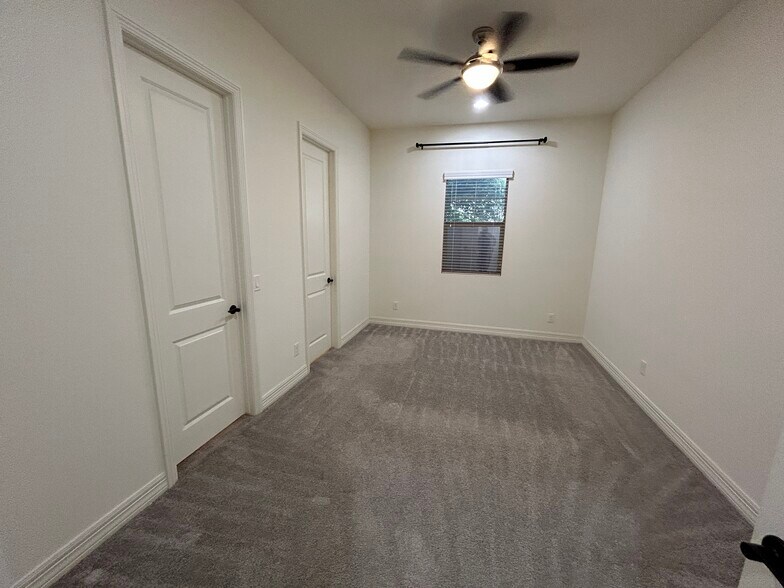 Building Photo - 1811 E Aster Pl