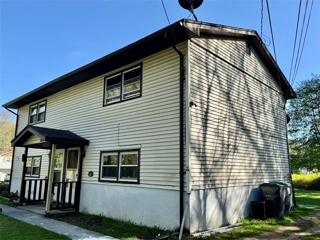 Building Photo - 1 Maple Ln