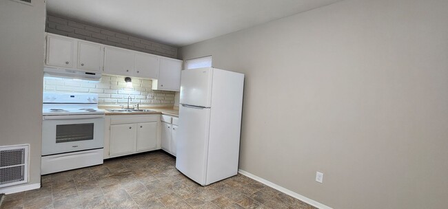 Building Photo - Nice, 3 Bedrooms, 1 Bath, Brick Ranch Home...