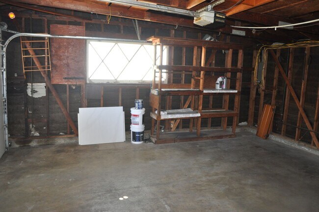 Building Photo - Very affordable Detached Single Family Hom...