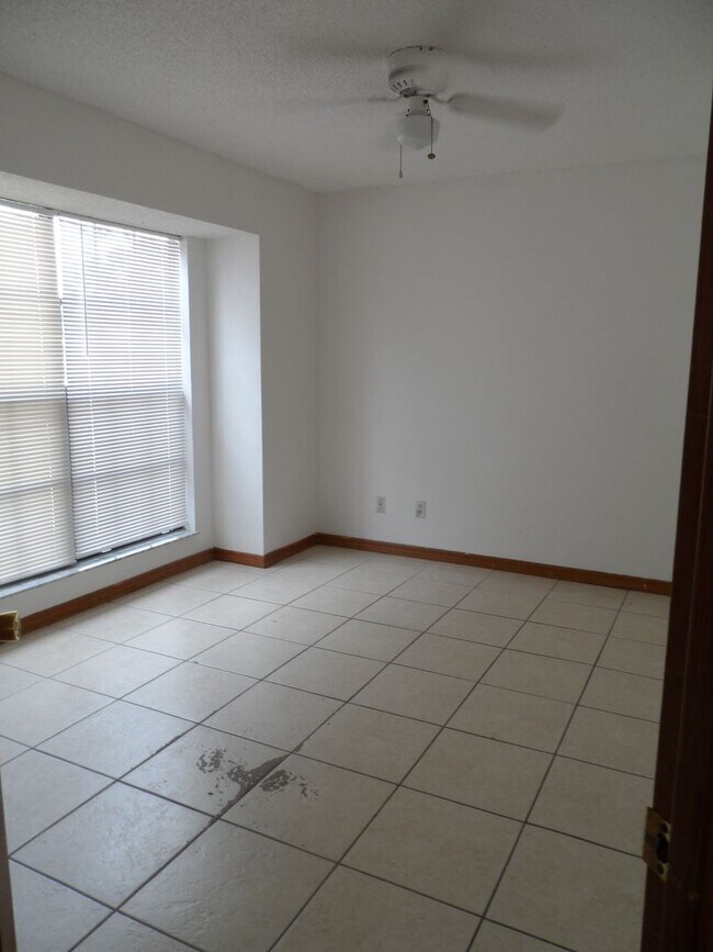 Building Photo - AVAILABLE NOW 3 BEDROOM 2 BATH 2 CAR GARAGE. CONTACT KAREN GUARDINO, REALTOR 386-747-9295
