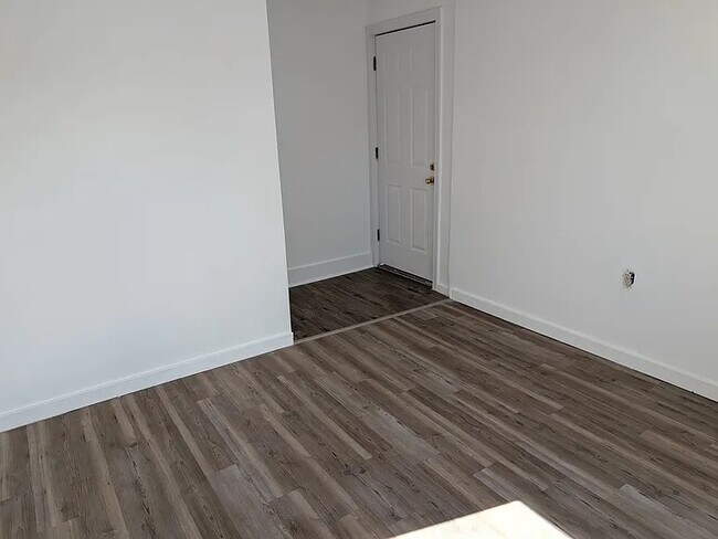 Building Photo - 6th St