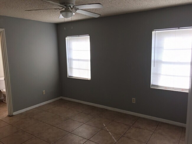 Building Photo - Must See! 2 Bedroom/2 Bathroom Duplex In Sanford!!!!