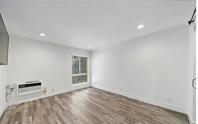 Building Photo - Well-Appointed Unit with Quality Finishes