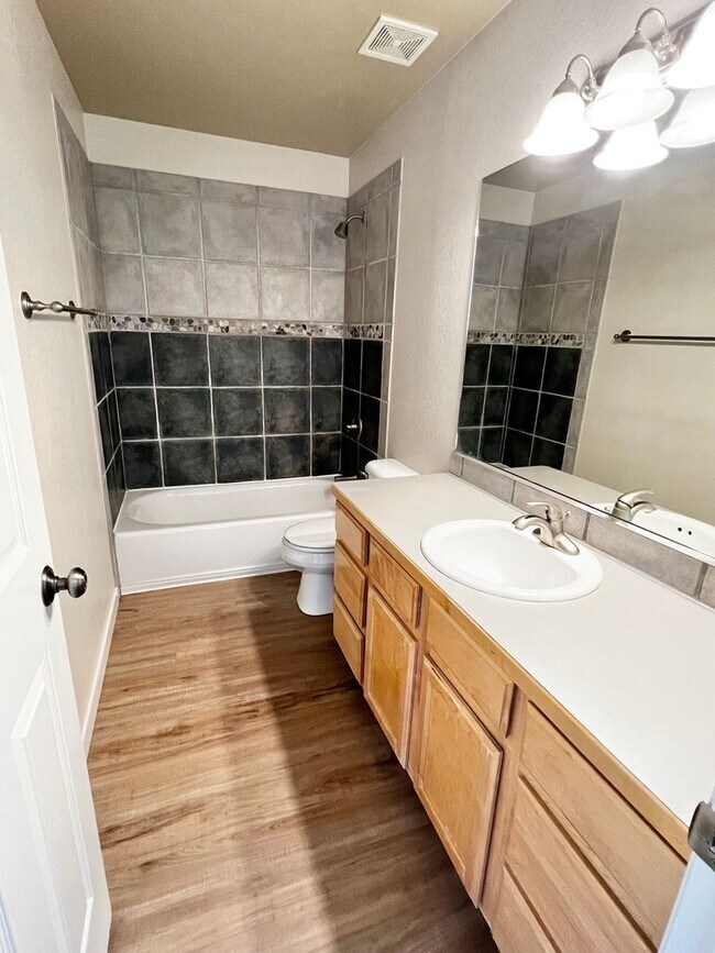 Building Photo - 2909 Des Moines Dr