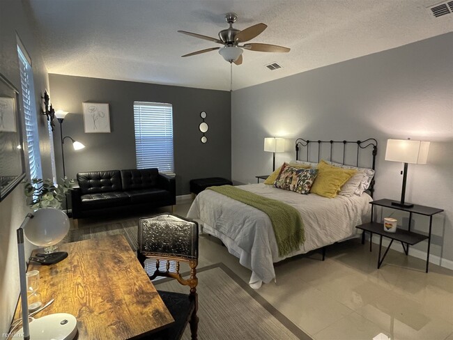 Building Photo - 2 br, 2 bath Duplex - 6251 Camelot Drive