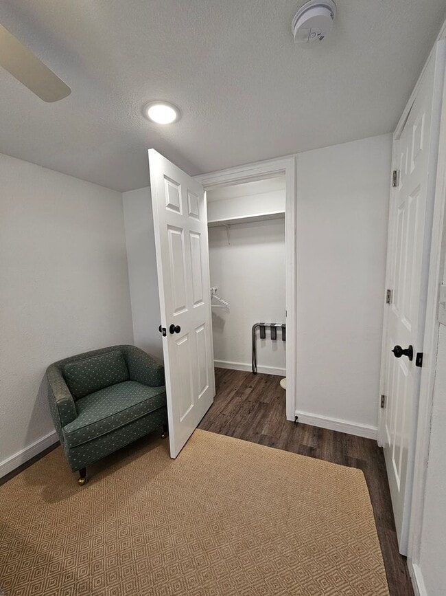 Building Photo - 1 BED | PLUS LOFT AREA | 1.5 BATH | FURNIS...