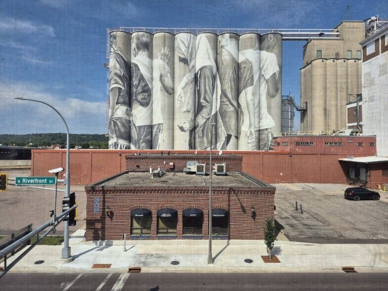 Building Photo - 301 N Riverfront Dr