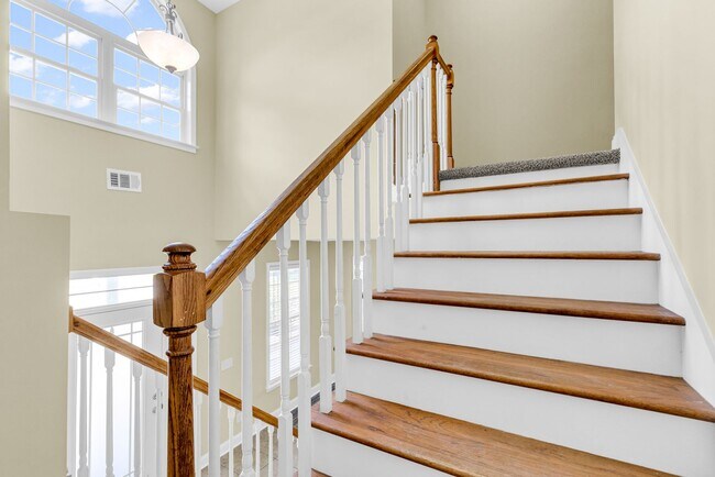 Building Photo - 4 Bedroom 2.5 Bathroom single family home ...