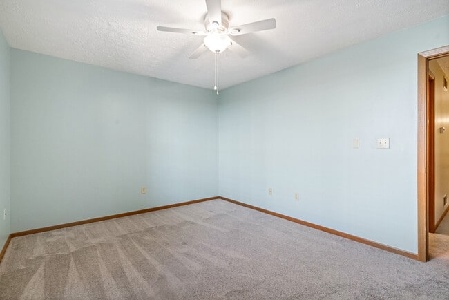 Building Photo - 702 Dehaven Ct