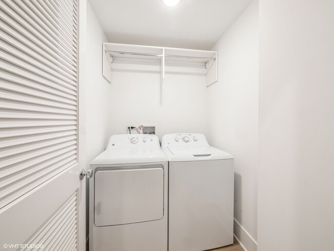 Building Photo - 1607 W Waveland Ave