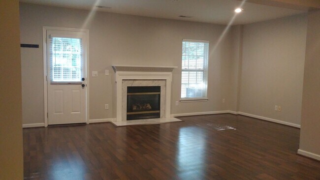 Building Photo - Beautiful 3 Bed 2.5 Bath Townhome Minutes from Cool Springs