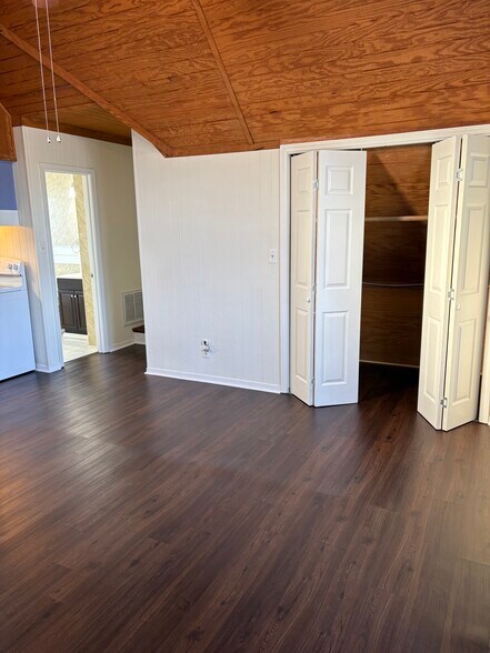 Large Closet space - 4701 Illinois Ave