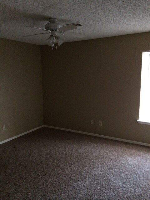 Building Photo - 8607-8607 Southridge Dr