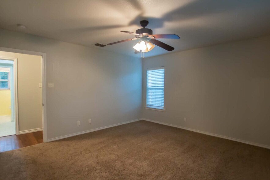Building Photo - 2110 Inwood Cir