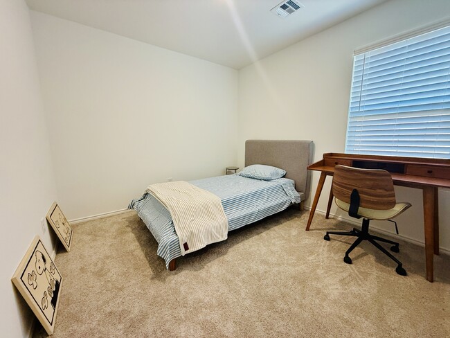 Building Photo - 5941 Bradford Pear Ln