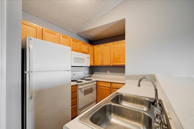 Building Photo - 3 bedroom 2 Bath Large Apartment Home $1,569/mo Rent