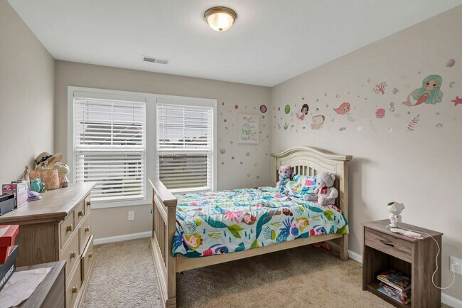 Building Photo - Spacious 5-Bedroom, 3-Bath Home with Modern Features in Elgin!
