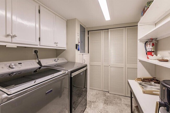 Building Photo - 1055 W Peppertree Dr