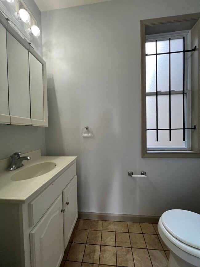 Building Photo - Stunning 6-Bedroom Townhome Steps Away from Temple! Available NOW! RENT SPECIAL - One Month FREE ...