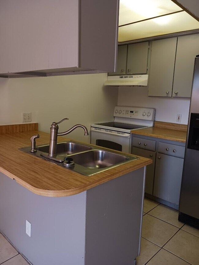 Building Photo - ****Move-In Special $500 off first month r...