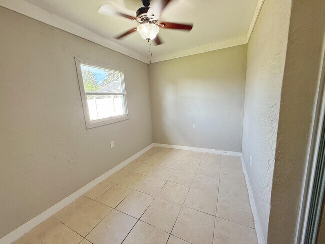 Building Photo - 39 Fischer Ln