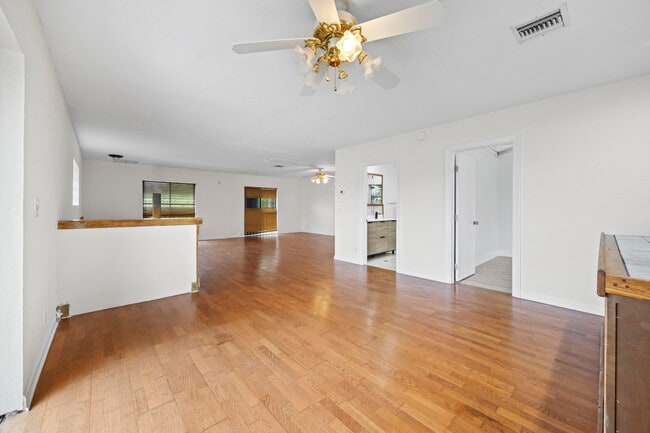 Building Photo - 1828 N Palmway