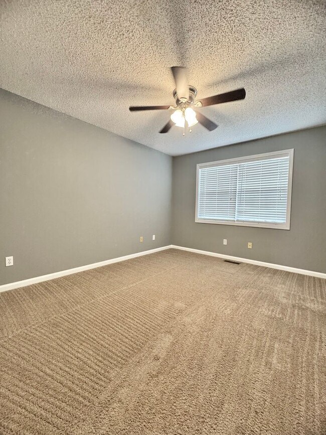 Building Photo - Available NOW -104 PIneridge