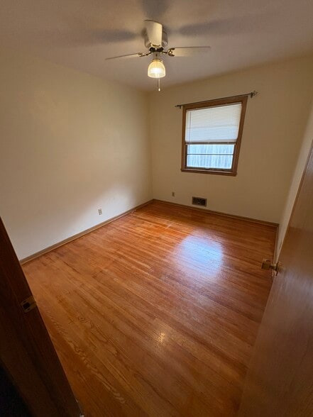 Building Photo - 1590 Case Ave E