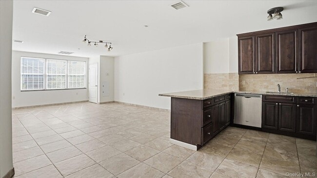 Building Photo - 400 Carney St