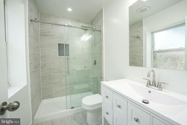 Building Photo - 8665 Center Rd