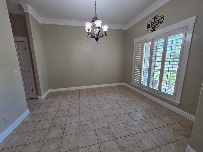 Building Photo - FOR LEASE!! Great location!