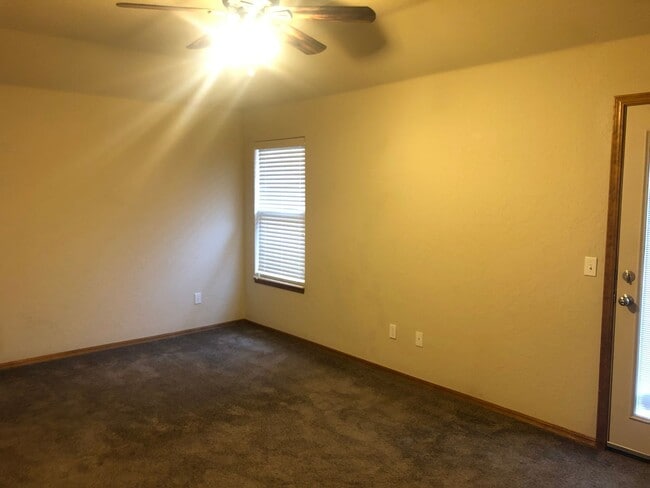 Building Photo - 2 bed 2 bath duplex for rent in Moore near...